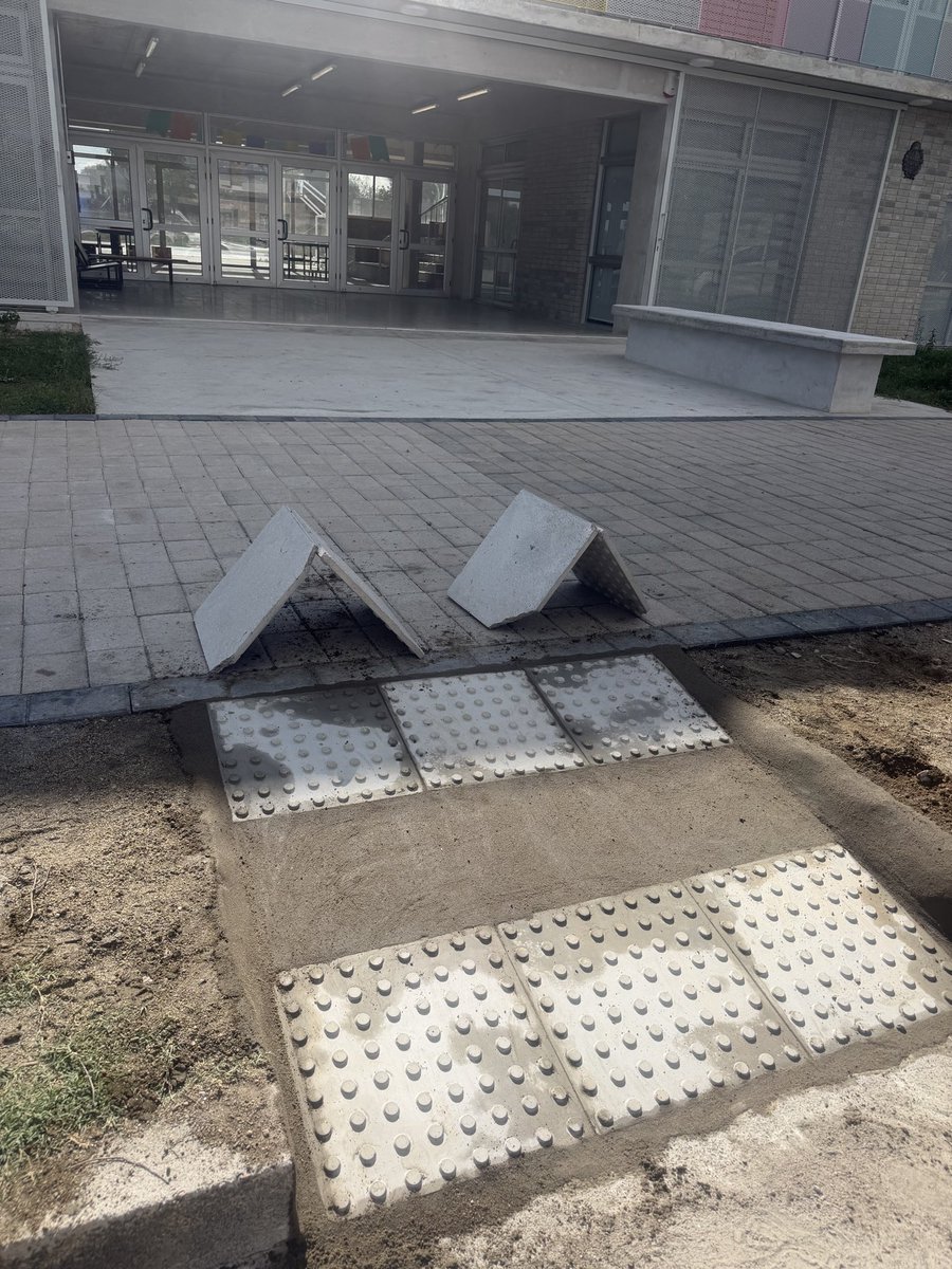 Rampas nuevas en zona de utu (nueva )y zona viviendas jubilados  en equipo se trabaja mejor <a href="/PajaroEnciso/">Carlos Enciso Christiansen</a> <a href="/AndreaBrugman/">Andrea Brugman</a> <a href="/JoseLuisCurbelo/">José Luis Curbelo</a> 👏💪💪