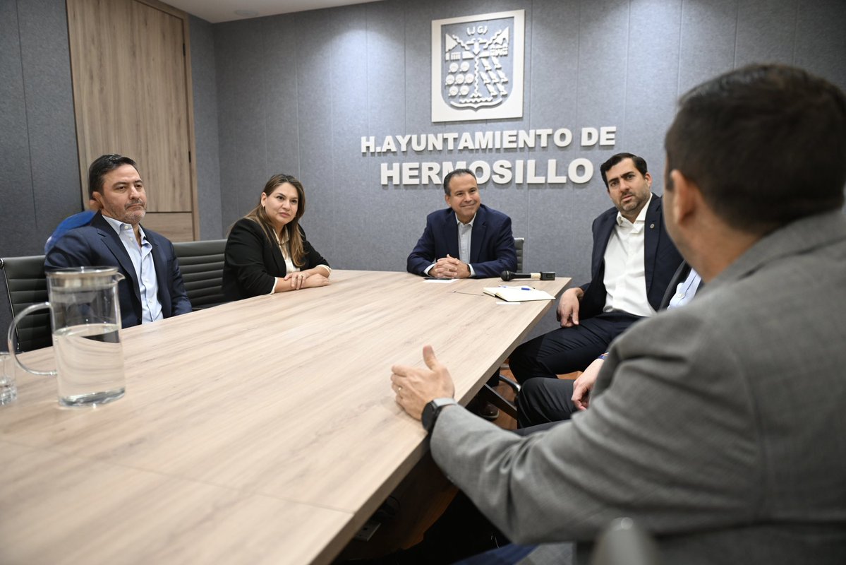 Recibimos en Palacio Municipal a Juan Pablo Murra, rector del Tecnológico de Monterrey, con quien dialogamos sobre oportunidades de colaboración para fortalecer la formación de talento, la innovación y el desarrollo de Hermosillo.

Desde el <a href="/HermosilloGob/">Gobierno de Hermosillo</a> seguiremos impulsando la