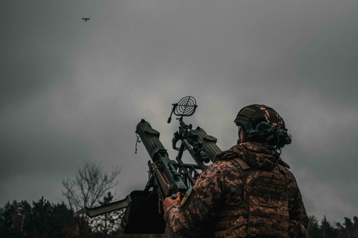 rojas1977's tweet photo. Una de las tácticas más inquietantes de esta nueva guerra en Oriente Medio ya ha sido protagonista durante años en Ucrania: el uso masivo de drones baratos a larga distancia para saturar las defensas enemigas. De momento, los países del golfo e incluso EEUU han vivido al margen del cambio bélico que se estaba produciendo. En Europa tampoco parece que nos hemos enterado aún. 

Ucrania cambió la guerra cuando fue agotando sus proyectiles de artillería. Para sobrevivir, comenzó a usar miles de drones baratos al día para machacar la logística rusa. El invento funcionó sobre todo desde 2024, aunque Rusia lo ha terminado copiando de la misma forma sobre todo en 2025 gracias a la aparición del grupo Rubicón.

Además Rusia llegó a un acuerdo con Irán para importar una de sus armas más revolucionarias: el dron Shahed 136. Ahora el Kremlin lo fabrica en gran número (cientos cada día) y en varias versiones en sus propias factorías con la denominación Geran. Es un trasto lento, muy sonoro (aunque el sonido se convierte en la parte psicológica del arma), visible desde tierra y no demasiado difícil de derribar, pero... Rusia (y ahora Irán) los lanzan a cientos cada día.

Cuando lanzan tantos drones, es complicado derribarlos todos. Los que consiguen atravesar las defensas, que trabajan al límite, causan un enorme daño en centrales de energía y otros objetivos civiles. Ucrania ha aprendido a combatirlos con una defensa en capas, usando helicópetros, pick ups artilladas con ametralladoras, luces antiaéreas para el combate nocturno, guerra electrónica, misiles al hombro Stinger y los interceptores Wild Hornet de una empresa ucraniana, además de los vehículos blindados Gepard de la Guerra Fría. 

Kiev tiene Patriots, Nasams y otras baterías antimisiles de gran valor, pero no los usa para derribar estos drones. ¿Por qué? Porque son muy caros. Un misil Patriot Pac3 vale millones de euros y sólo se usan contra los misiles balísticos rusos. No pueden desperdiciarse en drones que cuestan unos 21.000 euros.   

Todos los métodos de intercepción de estos drones que usan los ucranianos son más baratos y, a su manera, son efectivos, aunque ninguno de ellos es milagroso. Los drones Shahed siguen siendo una de las grandes amenazas de los rusos como ahora lo son de todos los países que ataca Irán. Llama la atención que las petromonarquías del golfo intenten derribarlos, de nuevo, con misiles mucho más caros que el propio aparato atacante, lo que supone una gran victoria para Teherán, que están consiguiendo que sus rivales agoten sus municiones más valiosas a toda velocidad en trastos que ellos fabrican a cientos cada día. 

El desarrollo y final de esta guerra va a estar en ese tipo de detalles: cuantos misiles y drones puede lanzar Irán en su estrategia de imposición de costes a los aliados de EEUU en el golfo, y cuantos pueden derribar países que no están ni mucho menos preparados para tumbar un trasto que petardea como un ciclomotor y que vuela bajo y lento.

En Ucrania vi derribar un Shahed. Lo abatieron con dos viejas ametralladoras Maxim de la Primera Guerra Mundial, a las que habían adaptado una pantalla termal para localizar al bicho por la noche. Costó derribarlo un puñado de balas. (Foto: A. Rojas)