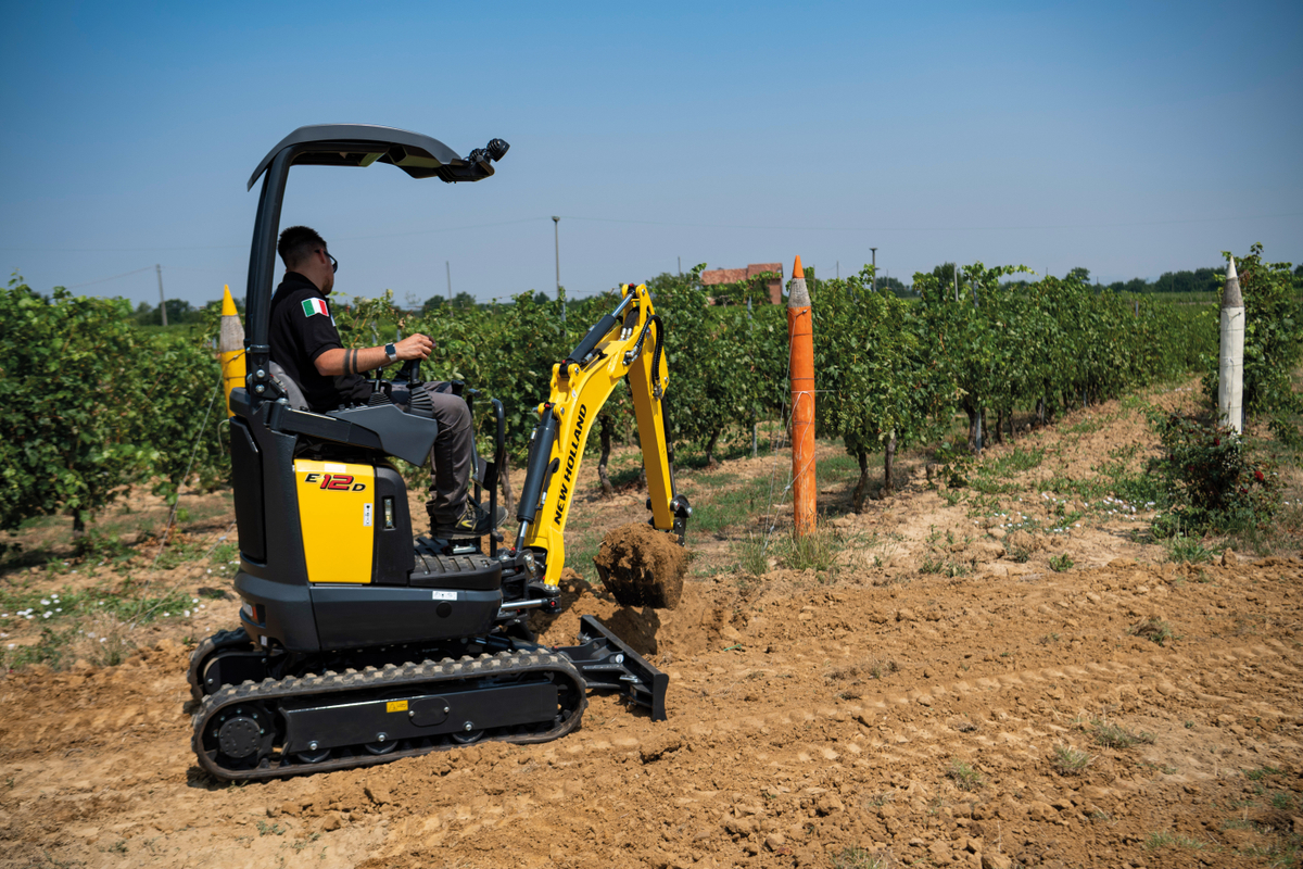Equipment_World's tweet image. New Holland Construction is going big on minis at #ConExpo. Five new models, the brand’s first designed and built fully in-house. ow.ly/uABz50YpTJj