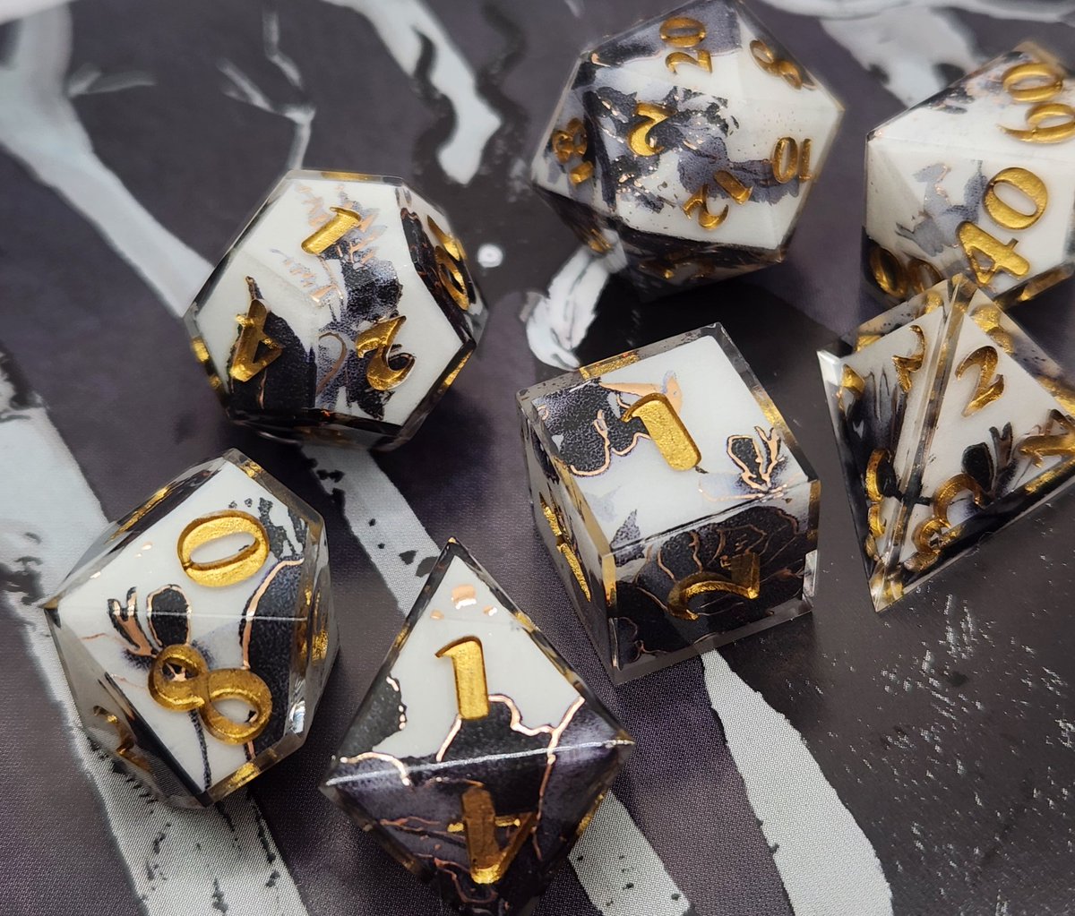 Black Dahlia Dice Set °❀.࿔
#dnd #ttrpg #handmadedice #dice #dungeonsanddragons