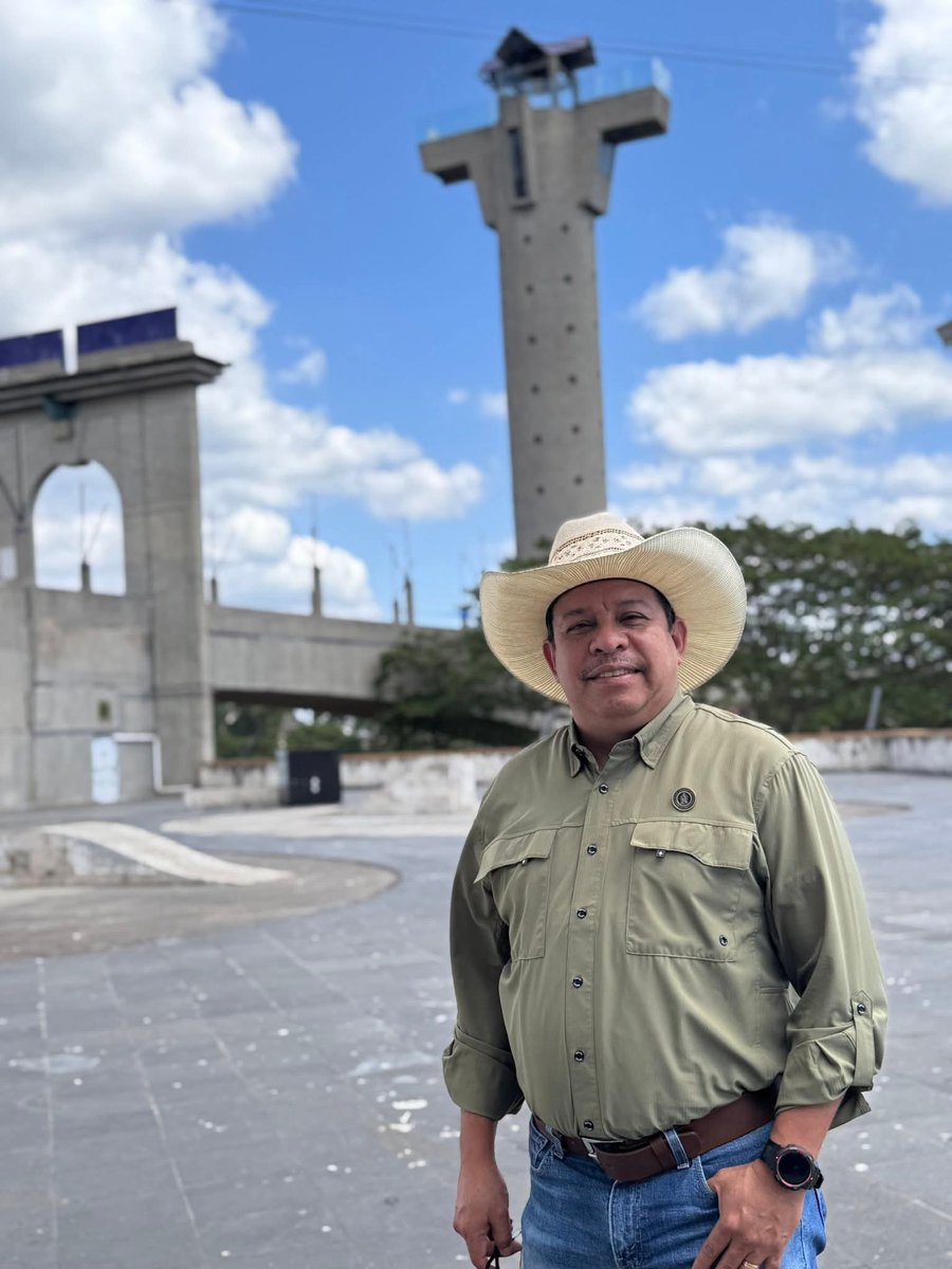reynolchamec's tweet photo. gusto a las y los tamborileros, quienes presenciaron esta sesion a un año de hacer sido instaurada en esta fecha, el "Día del Tamborilero en Tabasco".

Desde este espacio legislativo, reconocemos a quienes con orgullo salvaguardan y mantienen vivas nuestras raíces culturales. https://t.co/9lJ7IFXlut