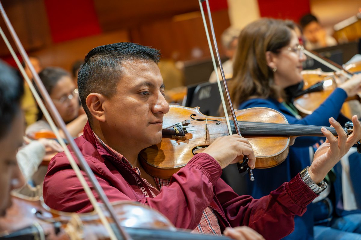 Ensayamos junto a la espectacular Viviana González, bajo la batuta del maestro Luis Cueva Dávila, para ofrecer una noche inolvidable. 
Los esperamos en "Mujer, Melodía Infinita” este viernes 06 de marzo, a las 8pm en el Teatro Bolívar. Entrada libre.

#SomosOsl