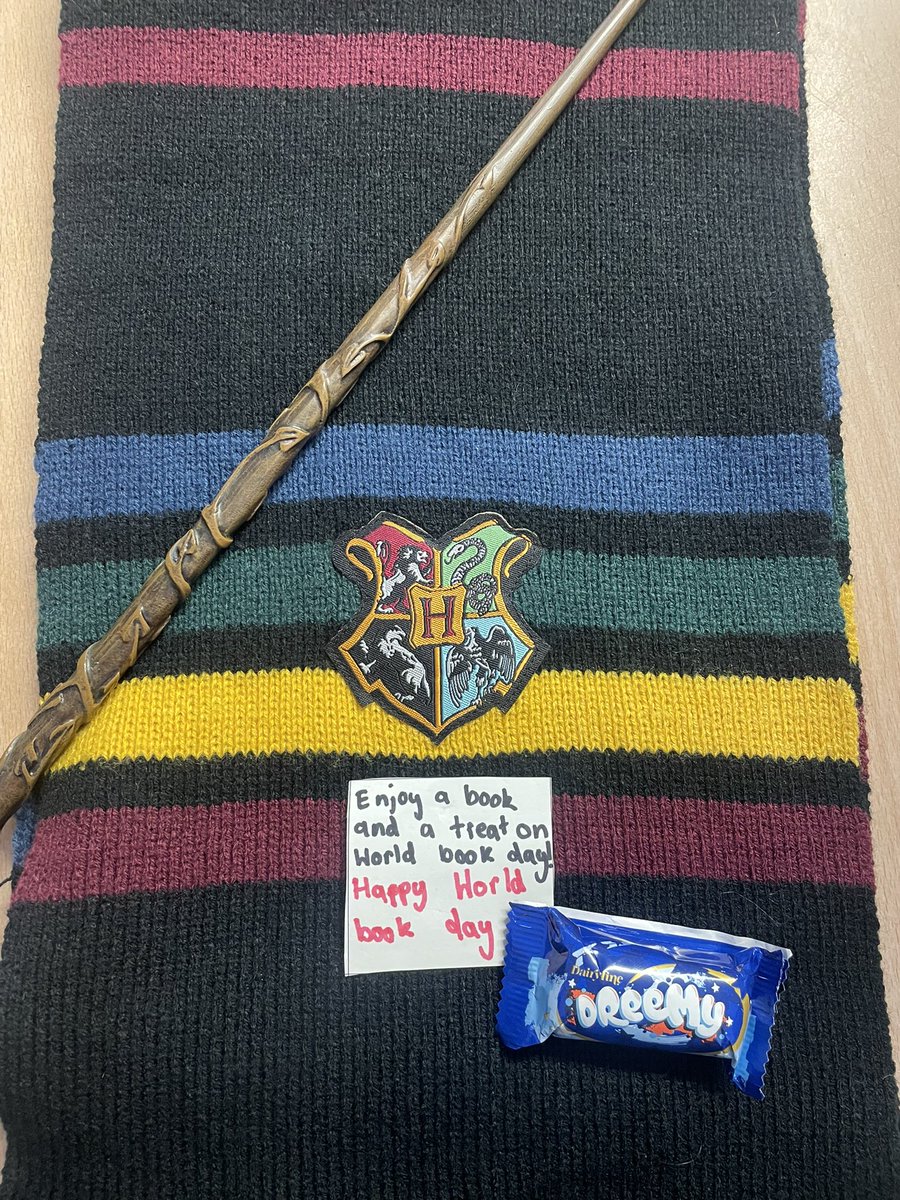 educating_erin's tweet photo. Another exciting @WorldBookDayUK at @AntoninePrimary 📚📖. Thanks to the school librarians for the sweet treat and lovely note!🍬💕 https://t.co/Iq1mDYIRW4