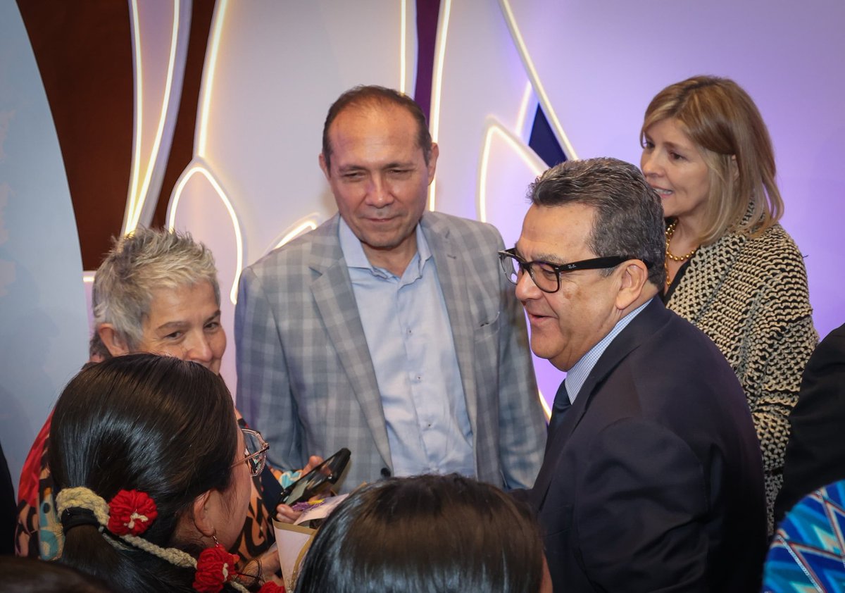 Colpensiones's tweet photo. En Colpensiones nuestro compromiso con las mujeres colombianas es claro con la reducción gradual de semanas de cotización en la entidad. Un paso más hacia la equidad, mientras celebramos a las mujeres que transforman el país. #PremioCafamALaMujer #MujeresConTodasLasLetras https://t.co/TtbeOphULn