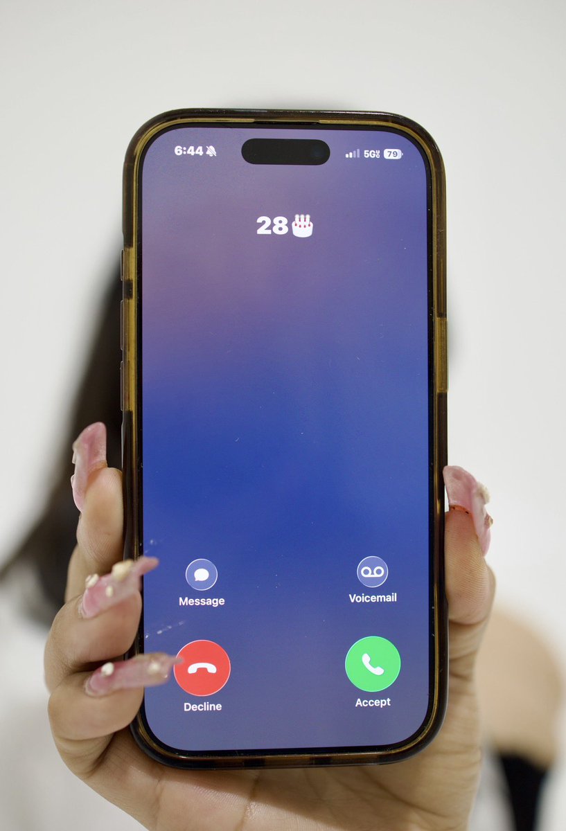 S ᥫ᭡ tweet media