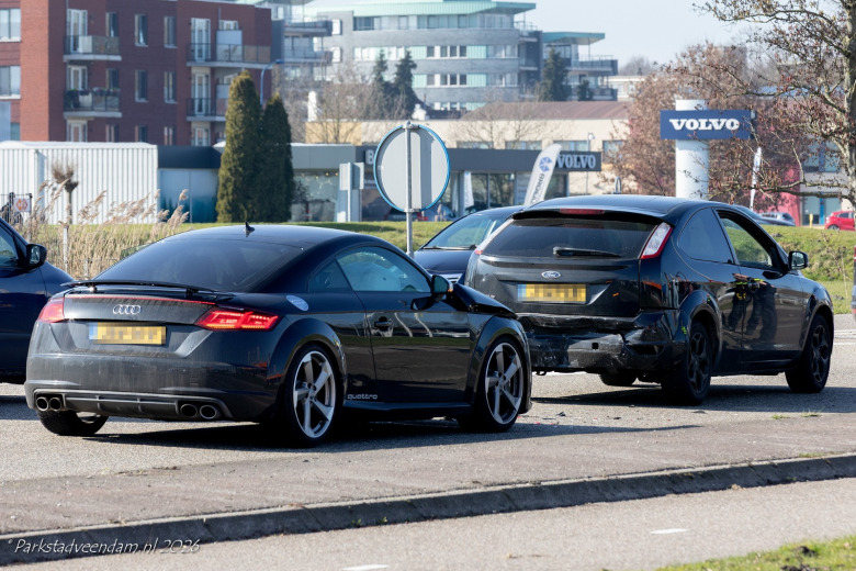Ongeval met drie voertuigen op Geert Veenhuizenweg in Veendam