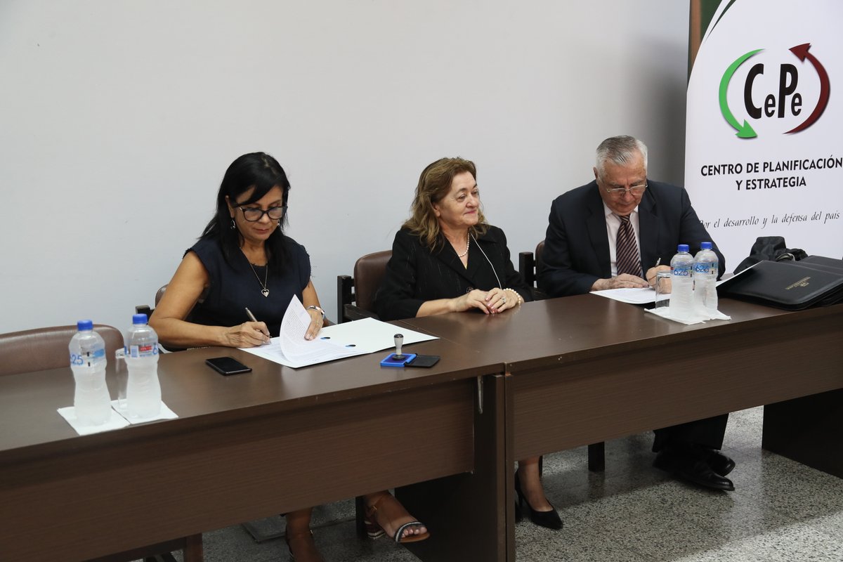 unibepy's tweet image. 🤝Celebramos la firma de convenio entre la UNIBE y el CEPE, una alianza que marca el inicio de una era de colaboración académica y científica.
#UnibePy #CEPE #AlianzaUNIBE #Estrategia #EducaciónSuperior #Desarrollo #ConvenioInstitucional #UNIBE