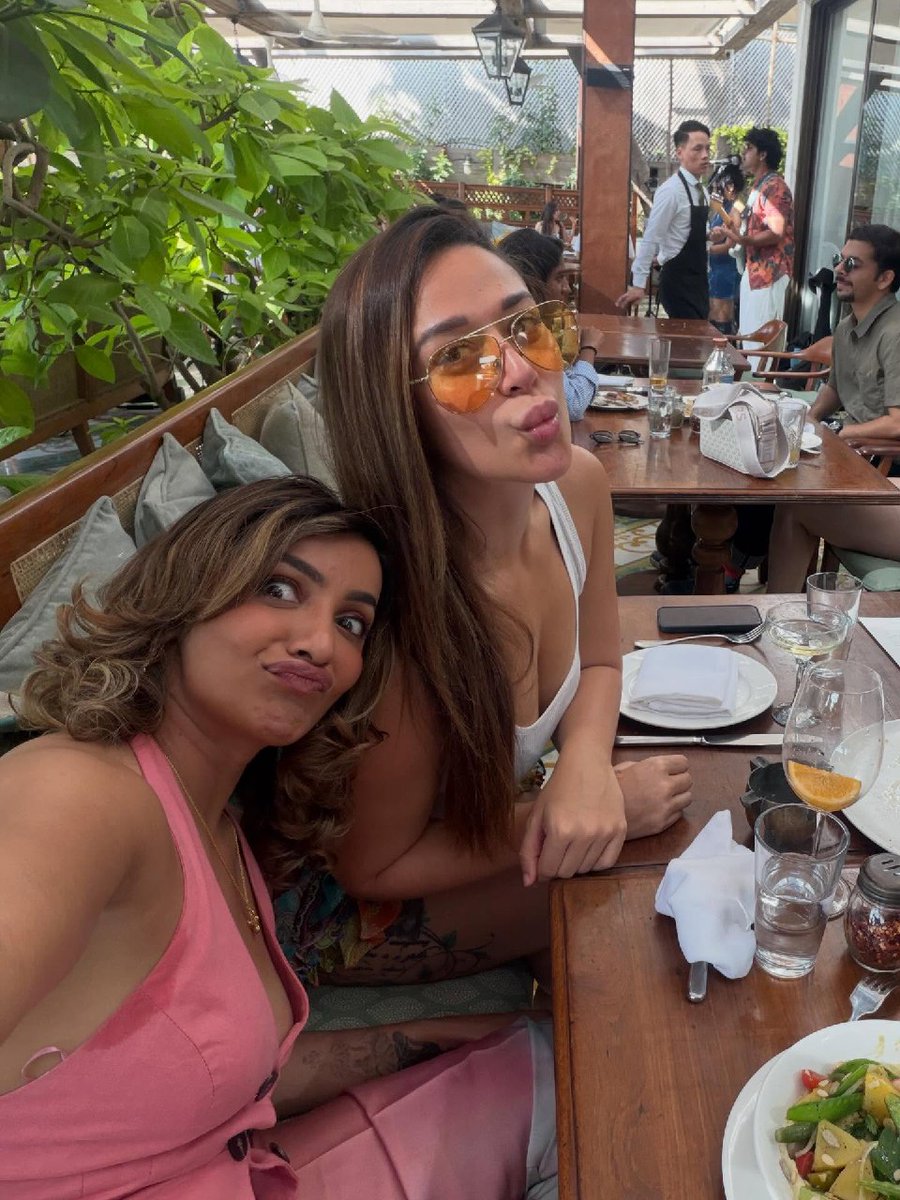 Only Glamour tweet media