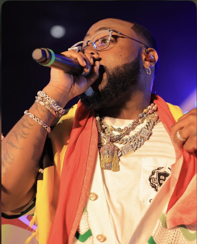 Obahwitdvibe's tweet image. Day 127, 🧡💐📸✨

This picture too clean🥹🧡
@davido 🐐 
#BIGGEST #BADDEST