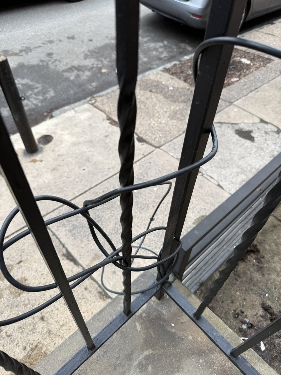 Ms_MintyBit's tweet image. Reason #3 I switched from @comcast.  2/23/26 downed wire on major road.  No wait time on phone &amp;amp; @Verizon came immediately determined its #comcast wire. After 45 min hold #comcast said will be out in 10 days 😩