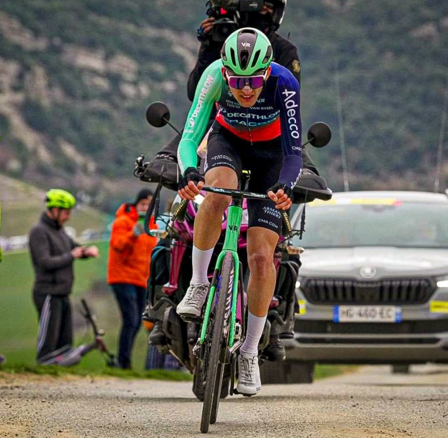 LeCyclismeFR's tweet photo. 🗣 Ne plaçons pas d'ambitions trop hautes pour 𝙋𝙖𝙪𝙡 𝙎𝙚𝙞𝙭𝙖𝙨 🇨🇵 aux 𝙎𝙩𝙧𝙖𝙙𝙚 𝘽𝙞𝙖𝙣𝙘𝙝𝙚 🇮🇹, s'il finit à 2 minutes de Pogacar 🇸🇮 ça serait même finalement assez logique pour un petit gars de 19 ans !! 🙌💫

𝐒𝐎𝐘𝐎𝐍𝐒 𝐏𝐀𝐓𝐈𝐄𝐍𝐓𝐒  !!! ⭐️⚔️
#StradeBianche https://t.co/ixDDn76wkY