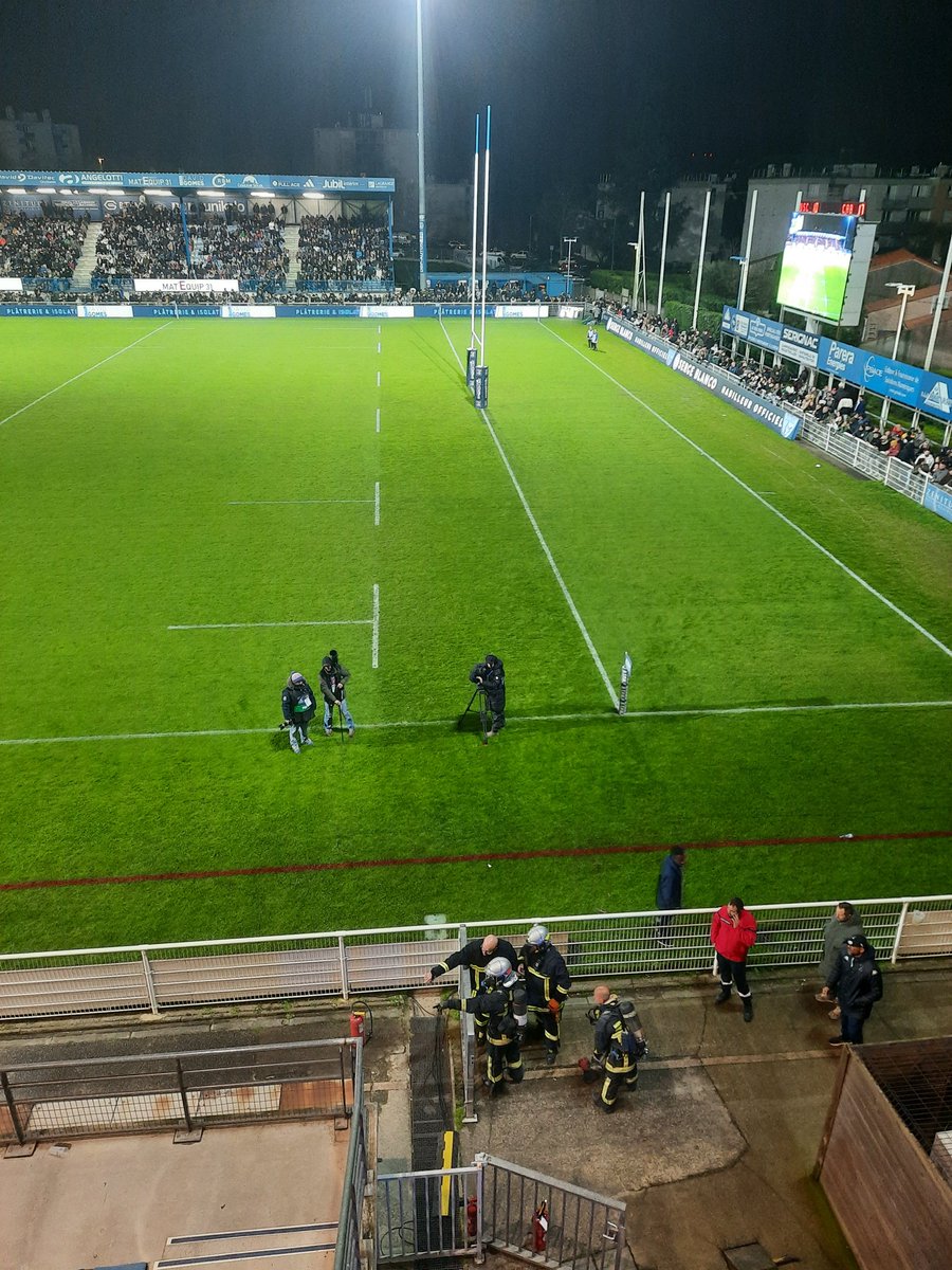 MathieuFerri's tweet photo. Match interrompu à la 67e minute à Colomiers, suite à un départ de feu sur un coffret électrique. Il a repris après intervention des pompiers, et un arrêt d'une quinzaine de minutes. #CRCAB #PROD2 @ColomiersRugby #rugby https://t.co/28pL7oLZxY