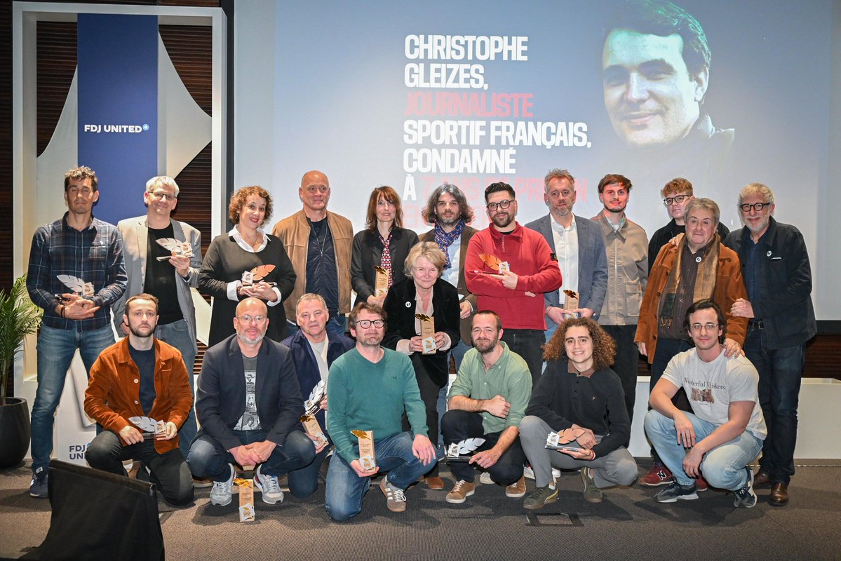 Unis pour la libération de #ChristopheGleizes avec l'<a href="/UJSFoff/">UJSF</a> et <a href="/RSF_inter/">RSF</a> autour de la famille de Christophe. Merci <a href="/vincentduluc/">vincent duluc</a> pour cette magnifique soirée d'hommage au journalisme sportif et de solidarité #FreeGleizes #PressFreedom #Algerie