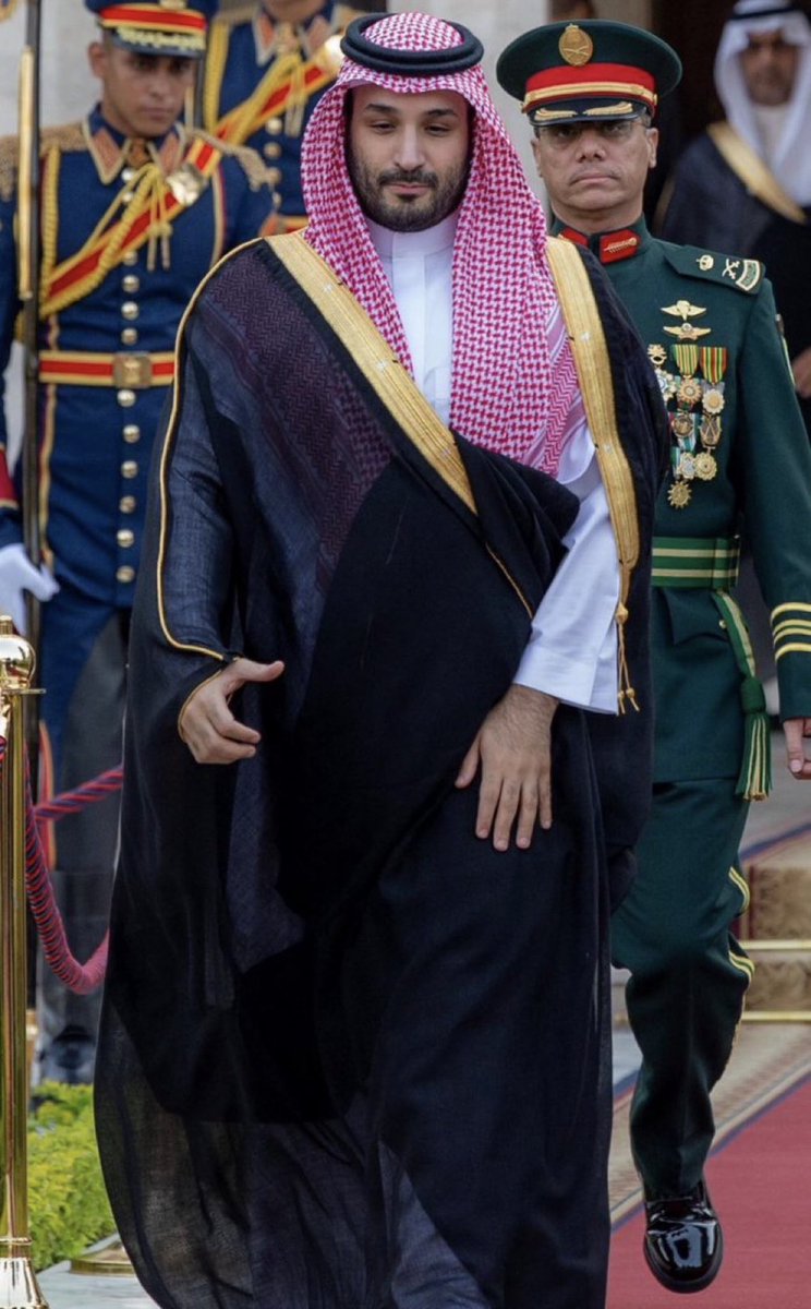 يحمل مالا يعلمه إلا الله .. يحمل همّ أمة ، ومسؤولية دين ووطن وتاريخ.

اللهم احفظه بعينك التي لا تنام ، وقوِّه بعزّك الذي لا يُرام ، وأيّده بنصرك الذي لا يُغلب ، وأعنْه على ماحمّلته من أمانةٍ عظيمة.

اللهم اكفه شرّ كل حاقدٍ وماكر ، وشرّ كل من في قلبه خبثٌ وسوء.

إن له علينا حق