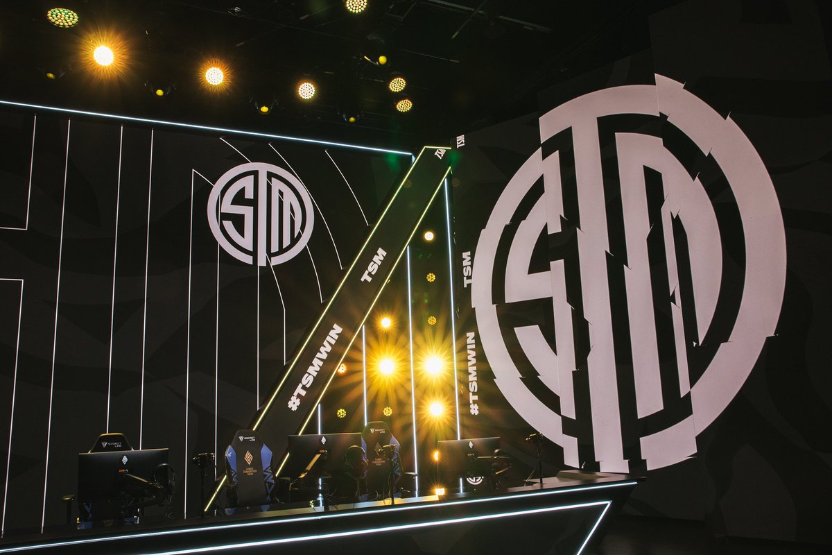VarizanTom's tweet photo. .@TSM 🇺🇸 réduit le salaire de sa directrice artistique à $500/mois, afin de remplacer son travail avec de l'Intelligence Artificielle.

Un exemple de plus de l’impact négatif de l’IA sur certains métiers créatifs dans l’esport. 

C'est aussi un signal que le club continue de réduire ses coûts dans un contexte financier compliqué.

TSM semble vouloir pousser son travail via l'IA. 

Ils viennent notamment de lancer un projet, OSU AI, une application de construction Minecraft alimentée par l'IA.