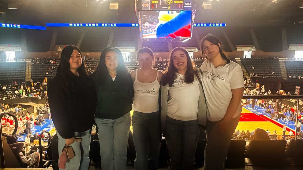 HofCulCtr's tweet image. In celebration of #WomensHistoryMont the sisters of #Hofstra's Alpha Theta Beta Sorority were invited to attend a LI Nets game &amp;amp; table for Hope and Resilience Long Island (HARLI), a local shelter 

 tinyurl.com/zp9nxk22

 #GreekLife