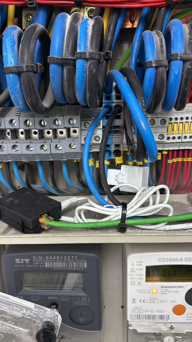 Ait_arquintec's tweet photo. Limitador consumo para punto de recarga VE instalado en derivación individual. La mejor forma de optimizar tu suministro sin sobrepasar la potencia contratada 👍⚡️🚗🏠 https://t.co/WIUsasM639