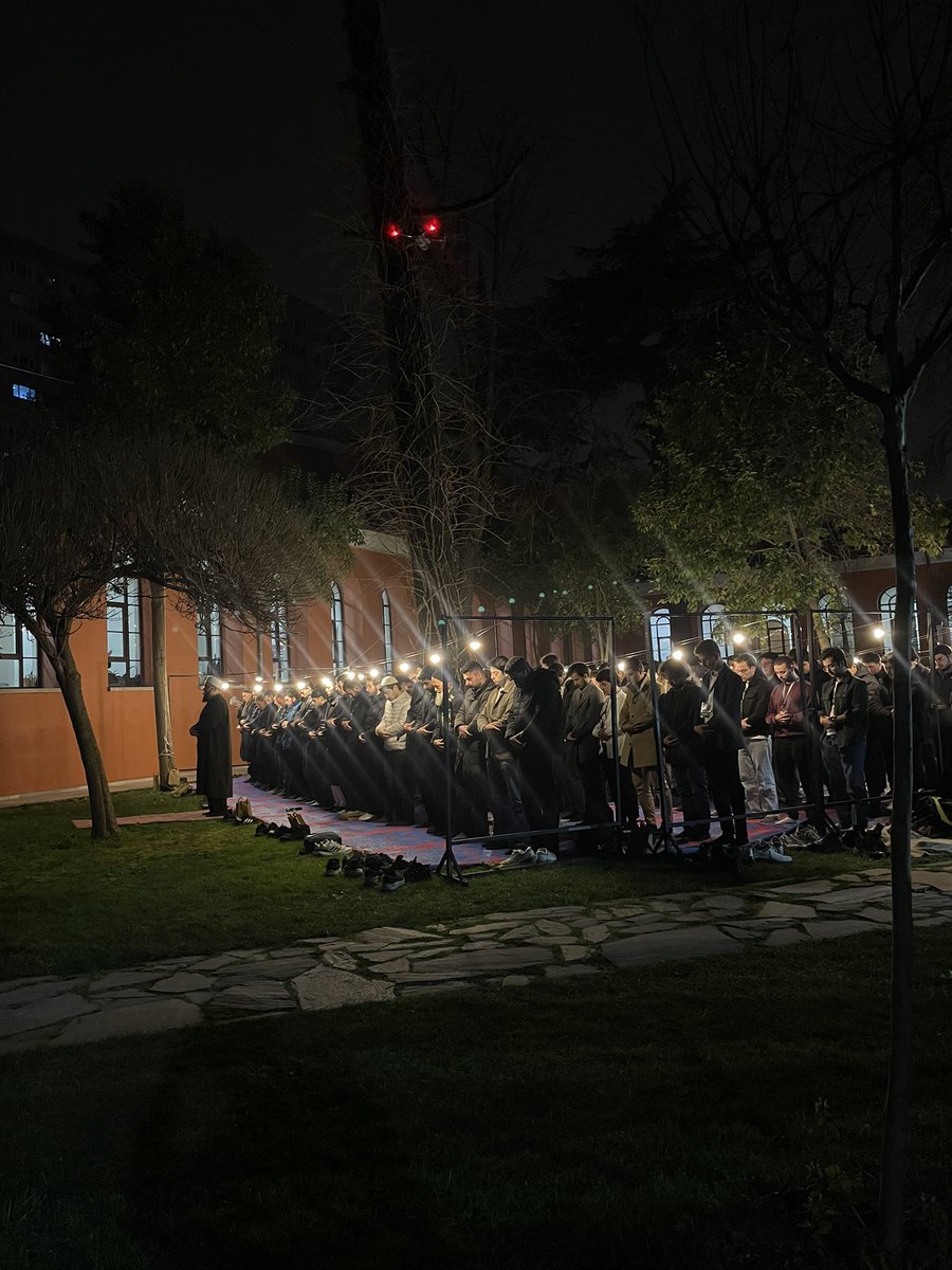 elifsdmsln's tweet photo. 28 Şubatta ikna edemedikleri annelerin çocukları şimdi kampüs bahçelerinde cemaat oluyor şükürler olsun bugünü  gösterene https://t.co/IC5xsYCvqO