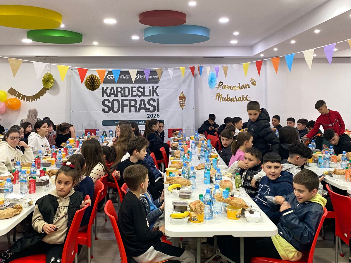 gdhgenelmerkez's tweet photo. 15 Ramazan Dünya Yetimler Gününde, Türkiye başta olmak üzere toplam 14 ülkede düzenlemiş olduğumuz yetim iftarlarını gerçekleştirmiş bulunmaktayız. 

15 Ramazan 1448'de aynı sofrada bir araya gelmek dileğiyle, rızkımız kardeşlik olsun..

#gençdeğerhareketi #dünyayetimlergünü https://t.co/Sm81TSPmM9
