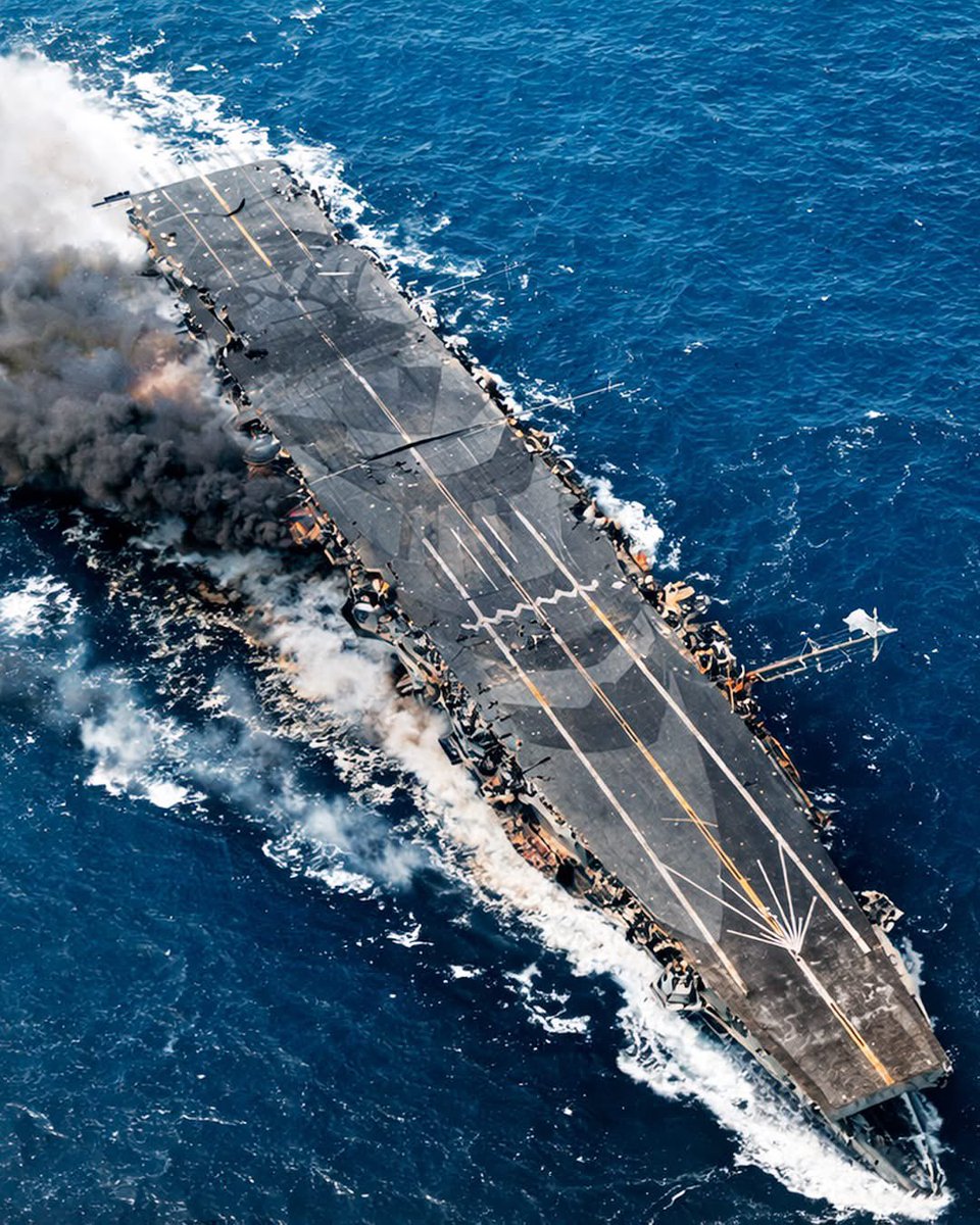 皆さん、おはようございます。
大東亜戦争時、レイテ沖海戦にて米艦載機の攻撃により大破炎上中の軽空母「瑞鳳」を撮影した当時の写真のカラー化。(*・∀・)ゞ #大日本帝国海軍 #瑞鳳 #カラー復元