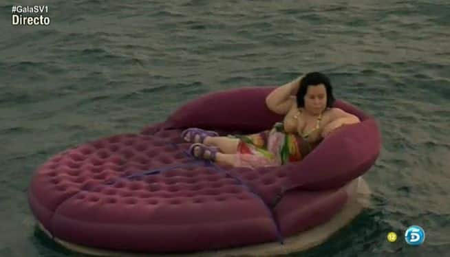 jesynelsonnnn's tweet photo. ya no se hacen entradas así. chiqui esperando a participar en supervivientes subida a un barco con un bikini de cocos para luego ser tirada por sus compañeros desde la playa mientras ella navegaba en un sofá hinchable #SVGala1 https://t.co/r6rDtDuKaC