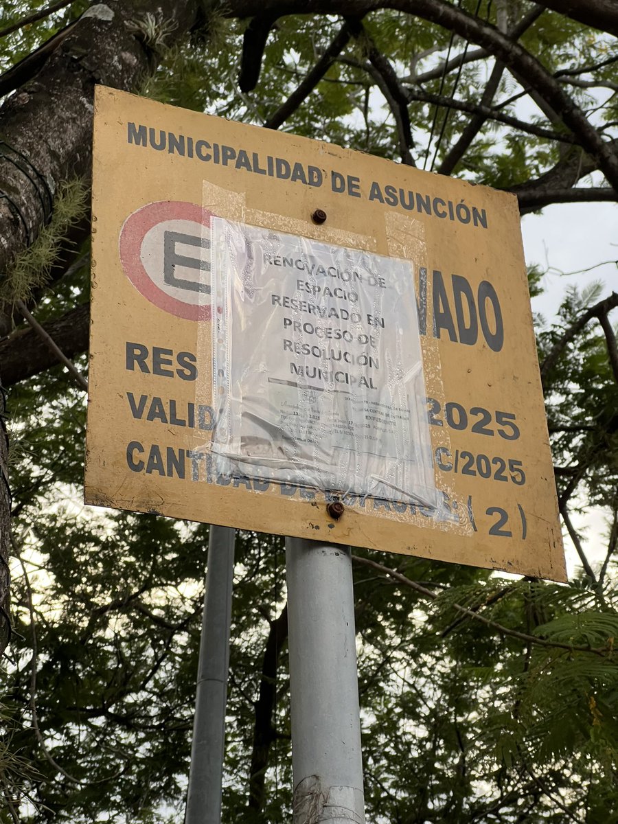 xirudamian's tweet photo. La PMT extorsiona a conductores con un cartel vencido y una nota pegada que indica “renovación de espacio reservado en proceso de resolución municipal”. Mientras tanto, alrededor, decenas de vehículos estacionados en lugares prohibidos. https://t.co/umb2QEWpGW