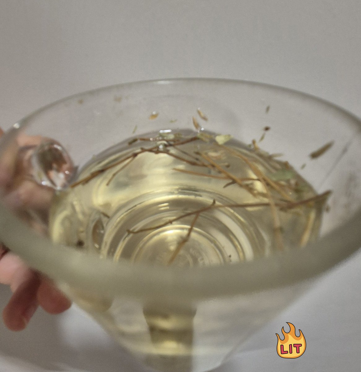 ulan bi bitse de agrim gecse diye kendi yaptigi YARRAK gibi cayi yudumlarken anliyor insan GERCEK yalnizligi...🥀