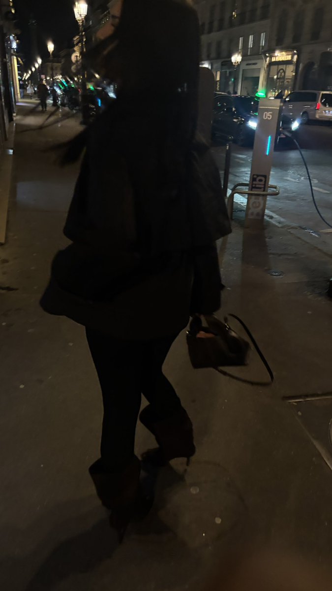 kleenww's tweet photo. la star a quitté sa grotte hier https://t.co/v95tHkqCYQ