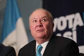 discosbeagle's tweet photo. Los empresarios rancios y supermercados pagaron un lobby y la narcopolitica pagaron diputados,

para elegir y condenar 10 años a Guatemala con esta porquería sicario judicial, sicario de la justicia, 

ROBERTO MOLINA BARRETO, el peor abogado de la historia. https://t.co/MyLXdHN9Us