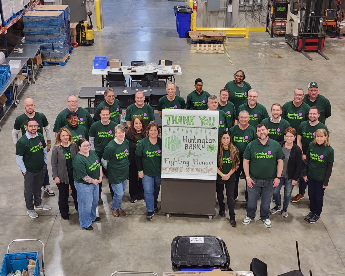 thefoodbankinc's tweet image. Thank you to all who have volunteered with us this past week, and shoutout to @Huntington_Bank and @WrightPattAFB for all their hard work in the warehouse. Volunteers are at the heart of our mission, and we couldn't do what we do without YOU! #dayton #fighthunger #volunteersrock