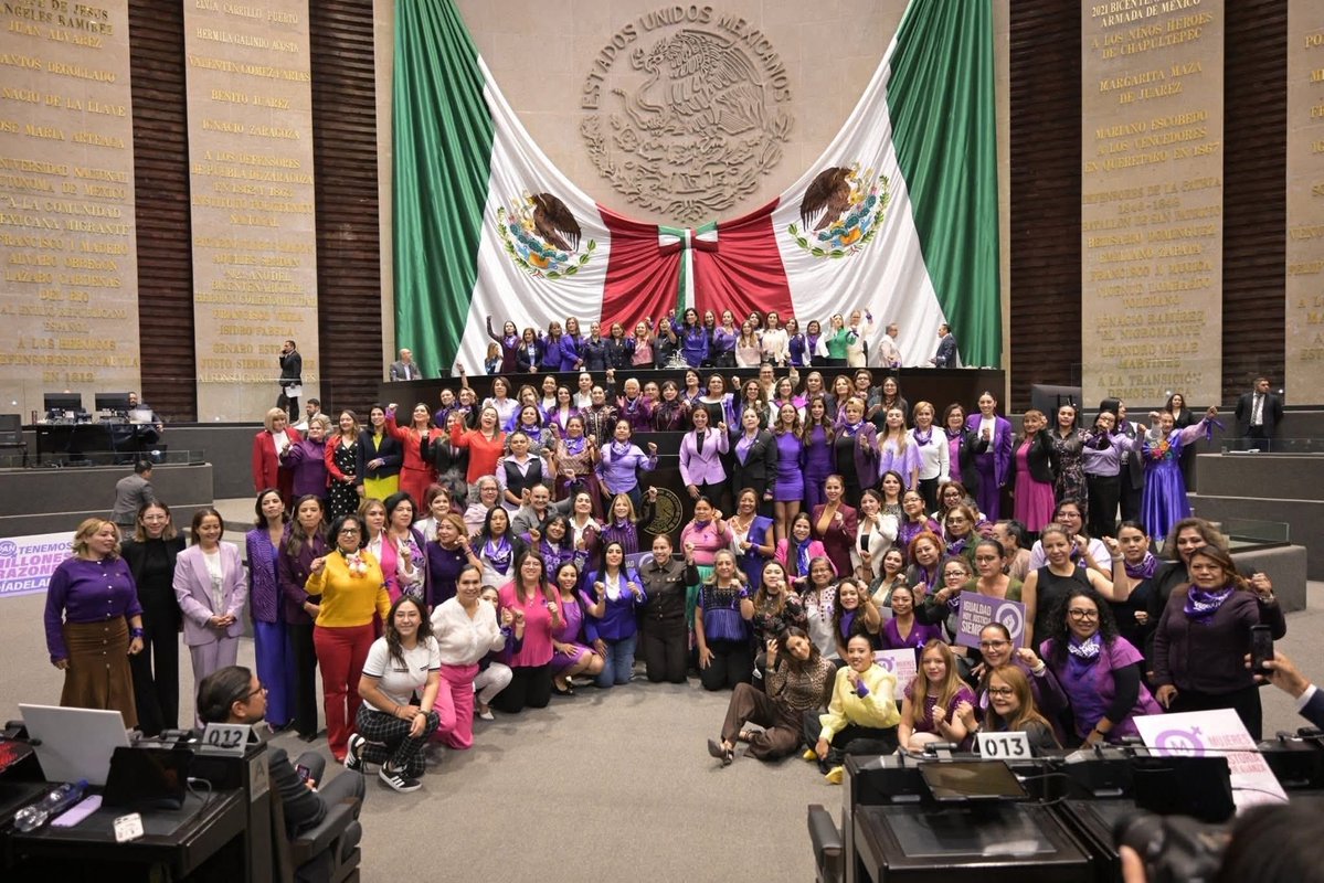 💜En el Senado de la República, en el marco del Día Internacional de la #Mujer, celebraron que la paridad de género es una realidad en la Cámara, con unidad, compromiso y sororidad.

México sigue haciendo historia con la voz y las decisiones de las mujeres. #8M