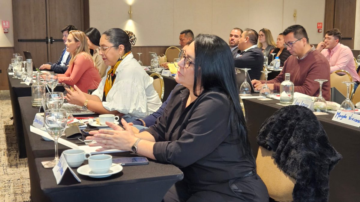 ESAPOficial's tweet photo. #AltoGobiernoESAP 🤝El Encuentro Nacional de Gestoras y Gestores Territoriales de la Escuela de Alto Gobierno es un hecho, y ya estamos reunidos para articularnos y trabajar en conjunto para fortalecer la presencia y el impacto institucional de la Escuela.

Mediante la construcción de lineamientos estratégicos entre los equipos territoriales y la sede nacional, fortalecemos una perspectiva regional que conecta con las realidades del país. Estamos #ConectandoConElTerritorio.
