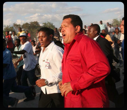 venezuelainfos's tweet photo. 13 ans déjà.
Chavez est vivant.
Lors d'un voyage en Haïti, il préféra descendre de la voiture pour courir avec le peuple des "Jacobins Noirs" (C.L.R. James) https://t.co/arb2Ll7ZUq