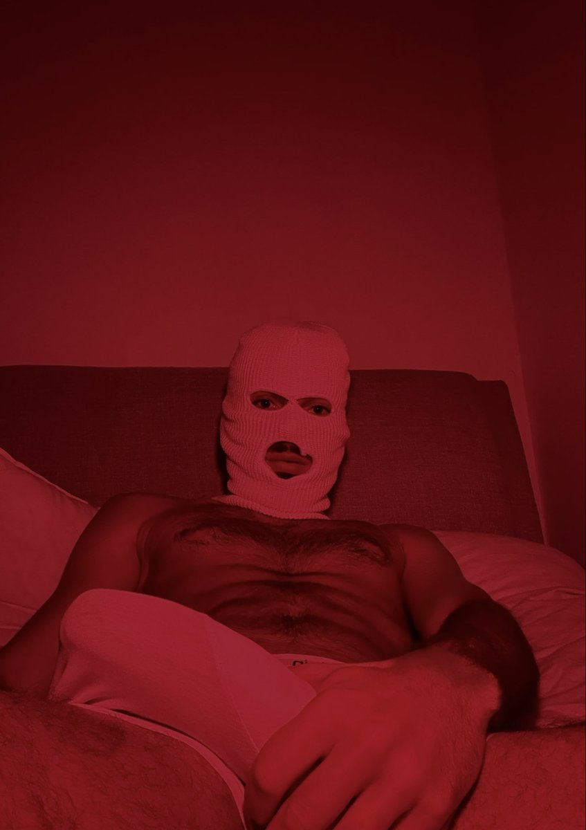 Naughty_alexs's tweet photo. Nouveau ici… like et retweet et je t’envoie la même sans caleçon en pv ❤️‍🔥

#gay #masked #naked https://t.co/wDEu9WxaRx