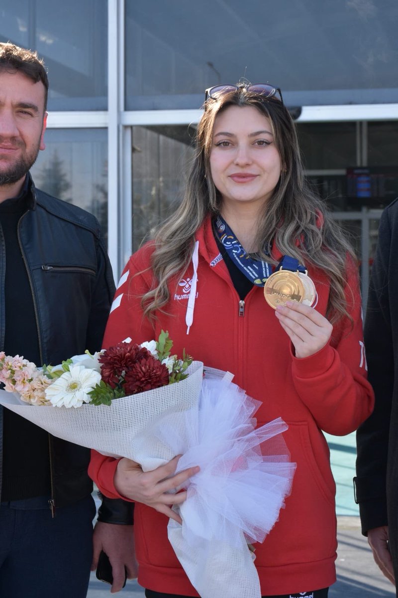 damlakose109's tweet photo. En büyük hayallerimden biri olan İstiklal Marşı'nı okutmak
bu sene nasip oldu. Geçen sene aynı branşta Avrupa rekoru kırıp finalde gümüş madalya almıştım, bu yıl aynı senaryoyu tekrarlamadık. Kendime ait olan Avrupa rekorunu egale ederek bu sefer finalde altın madalyayı kazandık https://t.co/rccXPak0Wv