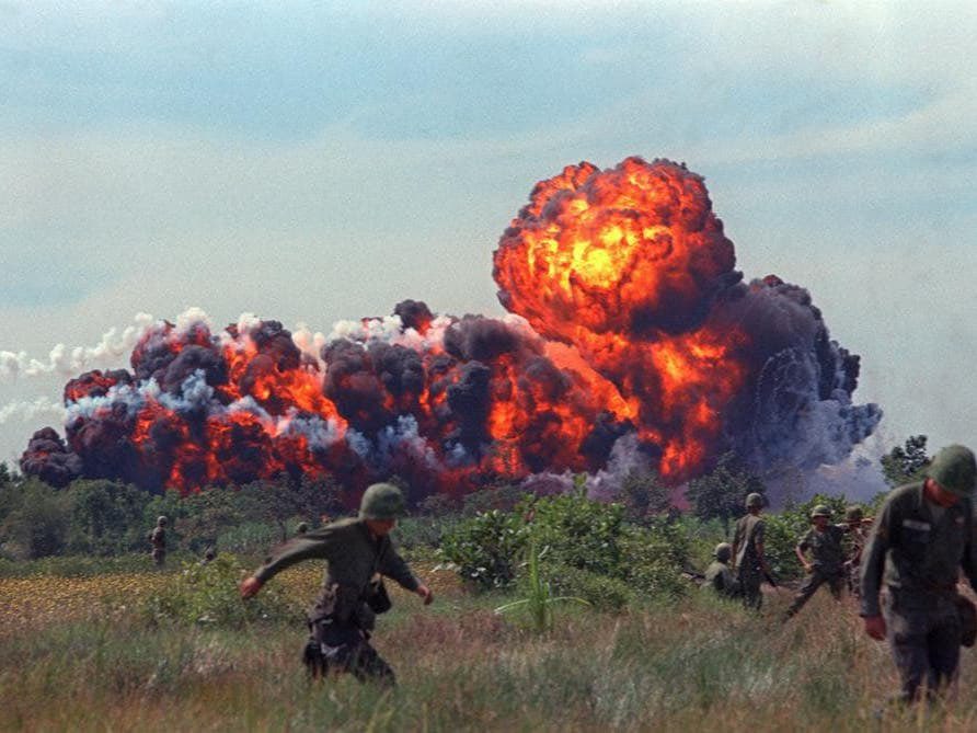 dersahh's tweet image. إلى الآن امريكا لم تستخدم أسلحتها الأكثر فتكآ في العالم 
وهي اسلحه محرمة دوليآ. لكن من اجل الدفاع عن إسرائيل سوف تقوم امريكا بتغيير قواعد الاشتباك مع ايران سوف تدخل هذه الاسلحه إلى الساحه 
القنابل العنقوديه. 
قنابل الفسفور الأبيض 
قنبلة ماركMK-77
أم القنابل (MOAB - GBU-43/B