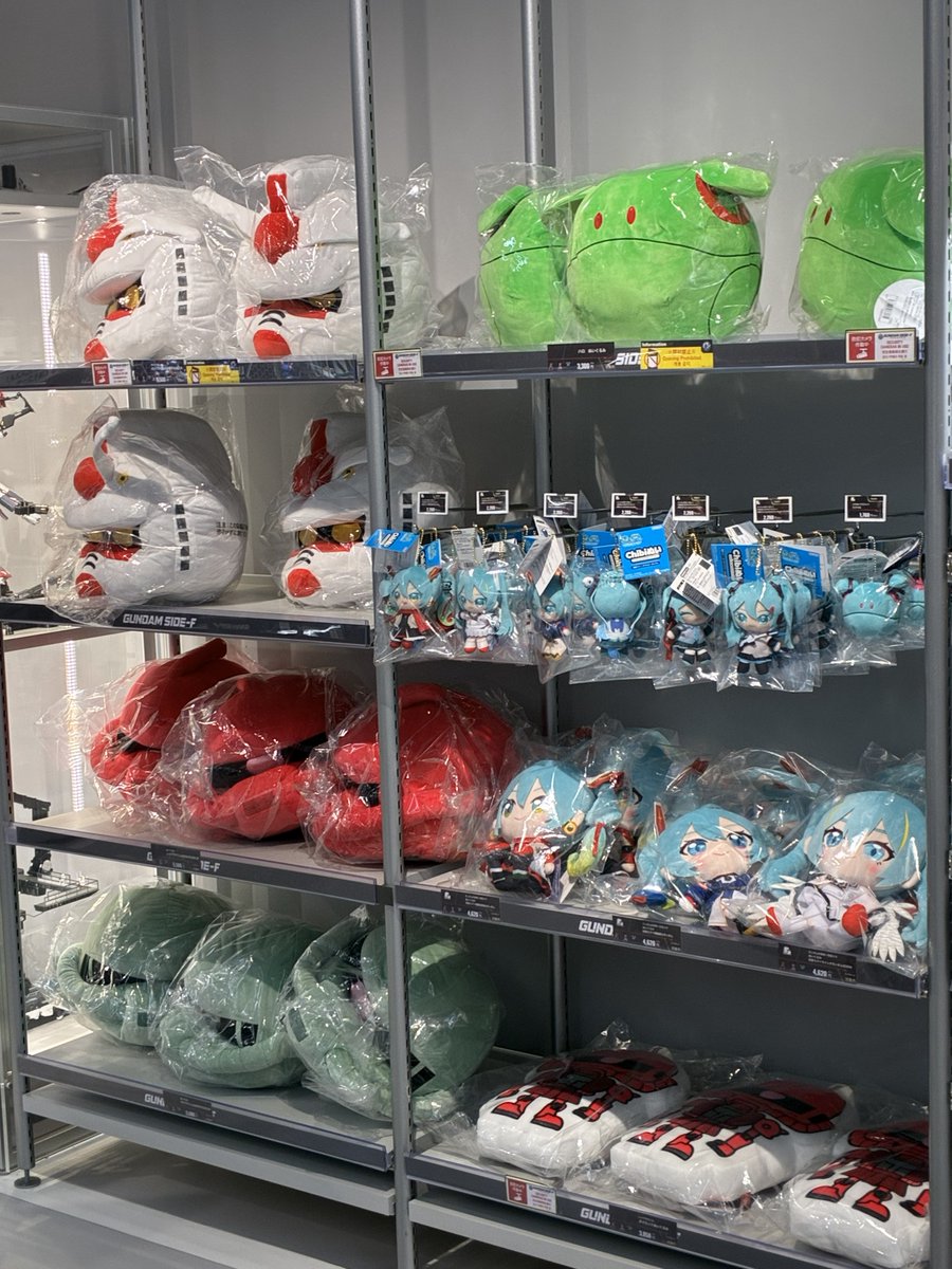 gundamside_f's tweet photo. 【店舗情報】
ただいまGUNDAM SIDE-Fでは
ガンダムシリーズやガンダムコラボの
ぬいぐるみを販売中!!

可愛らしいデフォルメデザインの
「Chibiぬいおすわりマスコット」や
大きいサイズの「ハロぬいぐるみ」等
様々な種類がございます!!
ご来店の際はぜひご覧ください♪

#ガンダムサイドエフ
#ガンダム