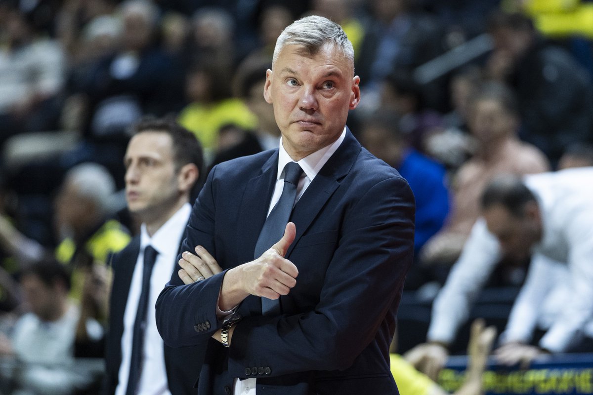 Saras Jasikevicius: "Sanırım daha önce hiç doğum günümde kazanmamıştım. Bu harika bir hismiş. Bugün tribünde kardeşim ve bazı arkadaşlarım vardı. Tanrı bu gece İstanbul'u korusun!" 😂