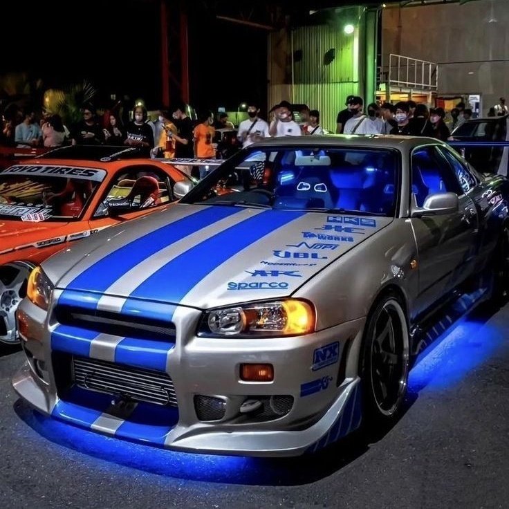 i2williest's tweet photo. #WILLIAMEST AU/FANFIC

William Jakrapatr era novo no sistema de corridas com seu Skyline. Sabia que não podia, mas claramente não estava em plena consciência quando fez a aposta com Est Supha.

— Ganha essa corrida que eu sou seu.

Ele faria daquela noite A noite dele. E prometeu a si mesmo que iria vencer — e conquistar Est Supha, o largador de bandeira que o fazia pirar com a blusa colada no corpo e um shortinho curto.

"Eu tenho um segredo pra ganhar seu coração, dinheiro na carteira, carro baixo e uns rodão"