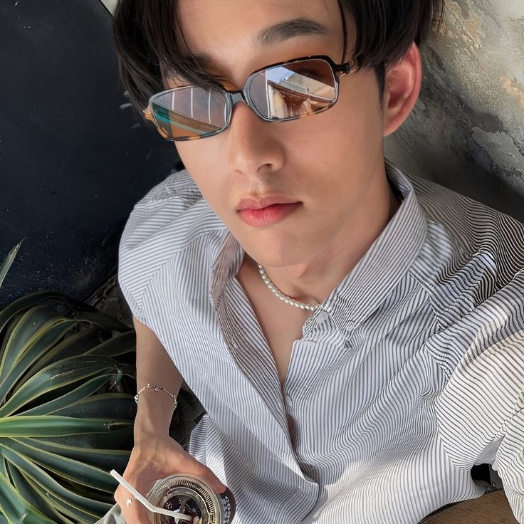 i2williest's tweet photo. #WILLIAMEST AU/FANFIC

William Jakrapatr era novo no sistema de corridas com seu Skyline. Sabia que não podia, mas claramente não estava em plena consciência quando fez a aposta com Est Supha.

— Ganha essa corrida que eu sou seu.

Ele faria daquela noite A noite dele. E prometeu a si mesmo que iria vencer — e conquistar Est Supha, o largador de bandeira que o fazia pirar com a blusa colada no corpo e um shortinho curto.

"Eu tenho um segredo pra ganhar seu coração, dinheiro na carteira, carro baixo e uns rodão"
