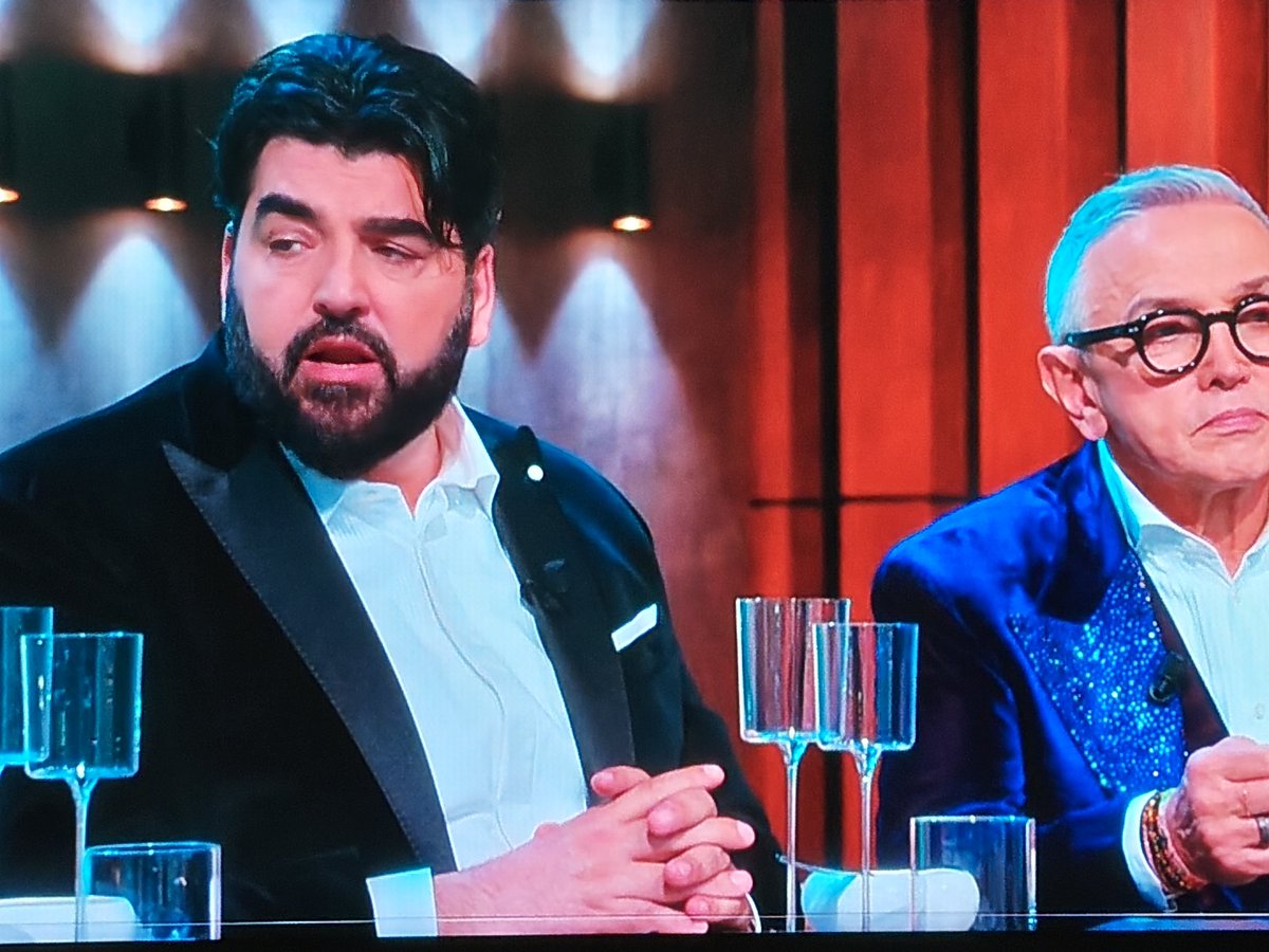 T800_NorW's tweet photo. Carlotta fa una semplice frittella con i fiori, Cannavacciuolo:
"C'è la giusta quantità di rigotta"
#MasterChefIt https://t.co/pL7nWClJ2J