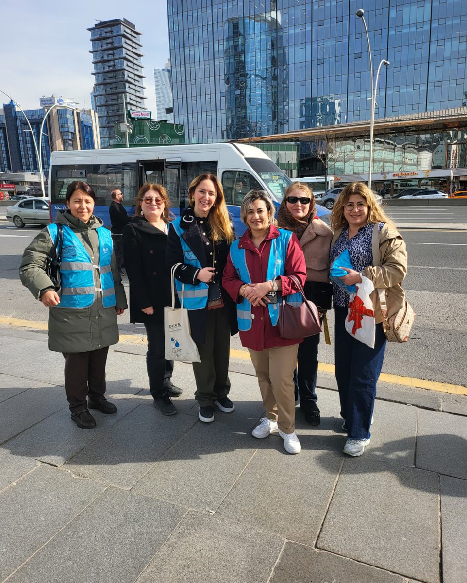 Yesimbyrktr06's tweet image. Yolu güzel kılan, yanındaki yoldaştır. Ankara saha çalışmamızın en güzel özeti bu kareler olsun; omuz omuza, dostlukla! 💪✨ #DevaPartisi  
@devaankarada
@ankarakadinda