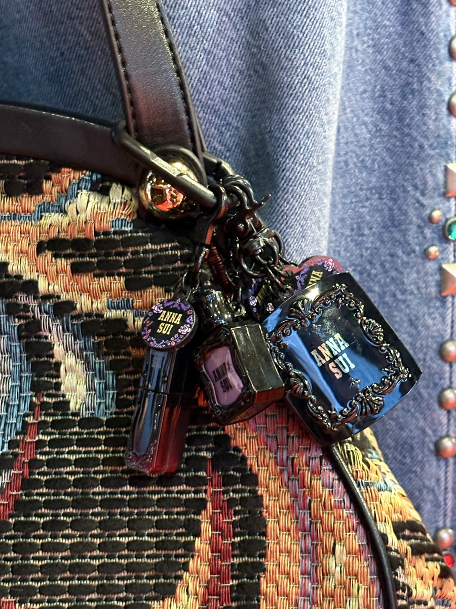 Anna Sui tweet media