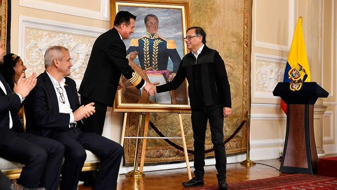 OrlandoDeavilaP's tweet photo. Bonus track: Contrario a lo que se cree, José Padilla no ostentó en vida el grado de almirante. Su rango militar era el de general de brigada de los ejércitos de la república. En 2023, el presidente Gustavo Petro lo ascendió al rango de Gran Almirante. https://t.co/lh6MkeEPZh