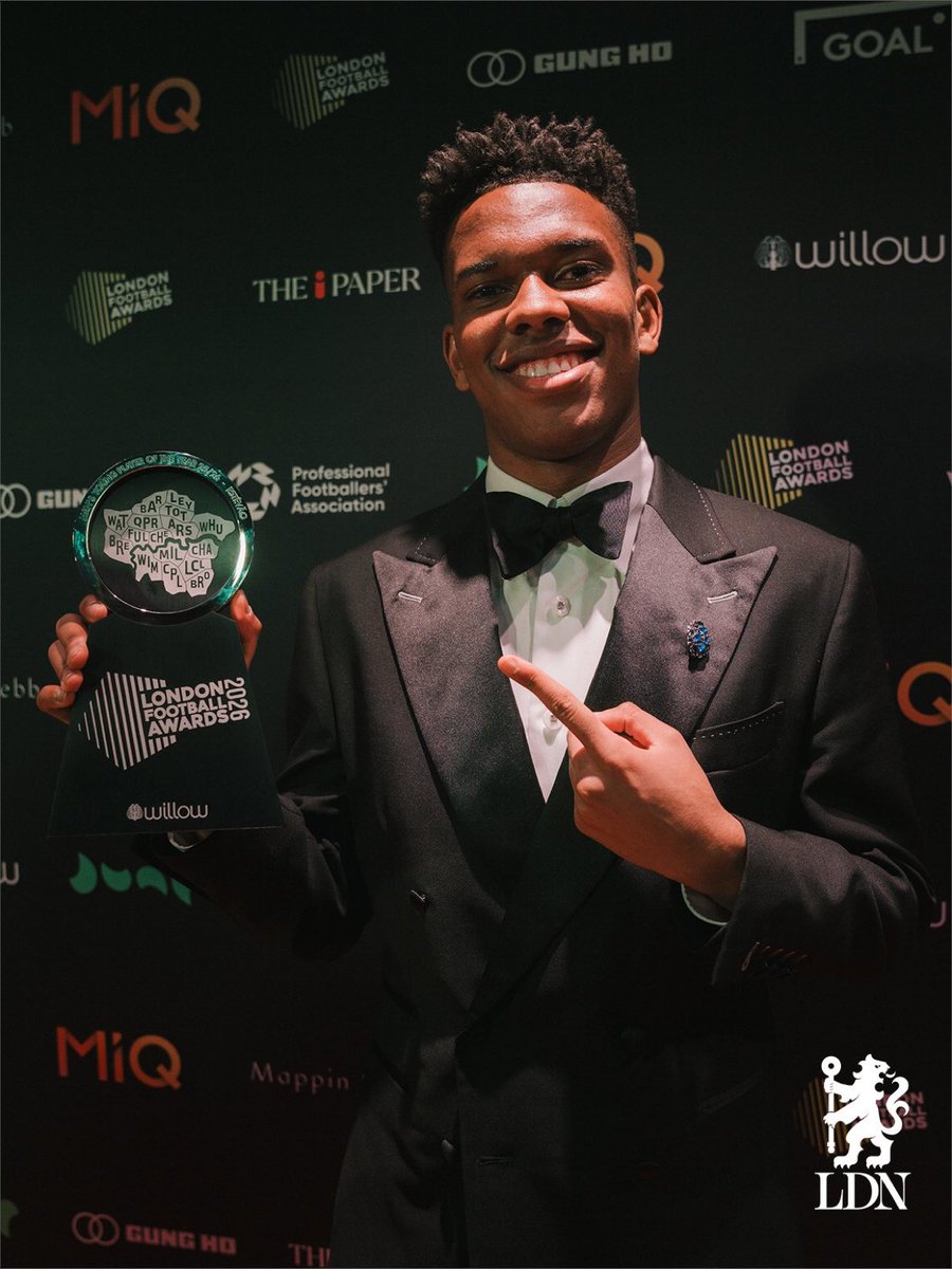 Tunnykvng's tweet photo. Estevao wins the Men's Young Player of the Year at the London Football Awards. Starboy ✨💙 https://t.co/XR3Merx3m4
