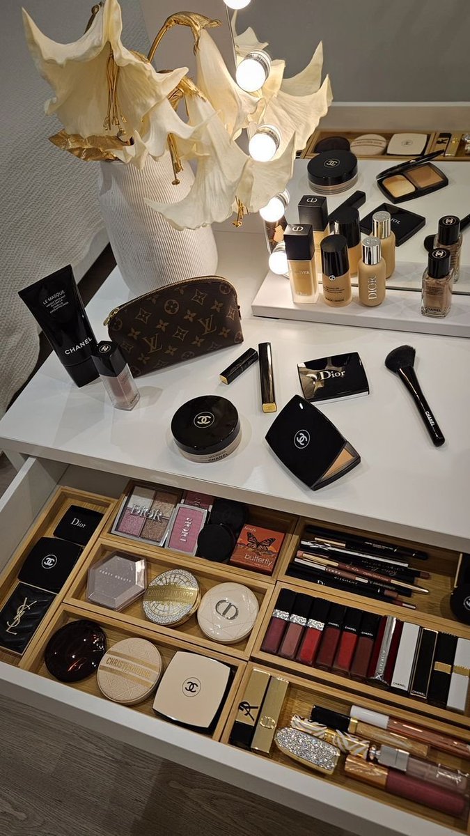 Bella456555's tweet photo. Glamorous Makeup Station ✨💄 Perfect for a touch of luxury and beauty! 💖🌟 #MakeupLover #BeautyEssentials #LuxuryBeauty #GlamGoals #ChicVibes 💅💫 https://t.co/mJfok8ULGD