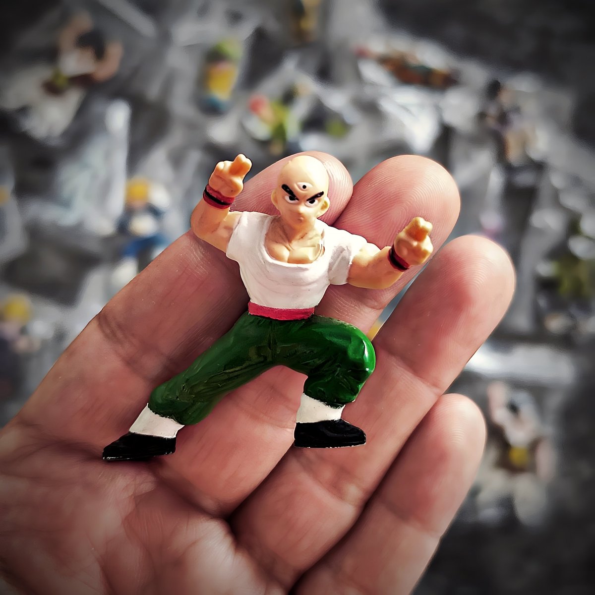 vicdbz's tweet photo. Las míticas ABToys. Mola abrir la caja donde las tengo embolsadicas de vez en cuando. La de años que llevan conmigo. Este Ten Shin Han entrecomillándote el asunto es de mis favoritas, pocas figuras hay de él con este look.
#DragonBall #ABToys #Gashapon #TenShinHan #Figureo https://t.co/Lf2hawAaDA