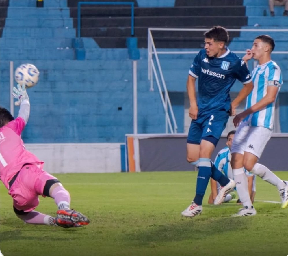 Oskycharrua's tweet image. DT Sebastián Romero
Primer tiempo 1 - 0 ⚽️ Luciano Agüero
🟨 Galo Volpe
Segundo tiempo
15 Bautista Castreje x 4 Samir Meza, 16 Gonzalo Leiva x 7 Felipe Schaare, 17 Santino Aguirre x 8 Alejandro Tello, 18 Leandro Milito x 5 Bautista Pérez y 19 Joan Velázquez x 11 Thiago Taborda