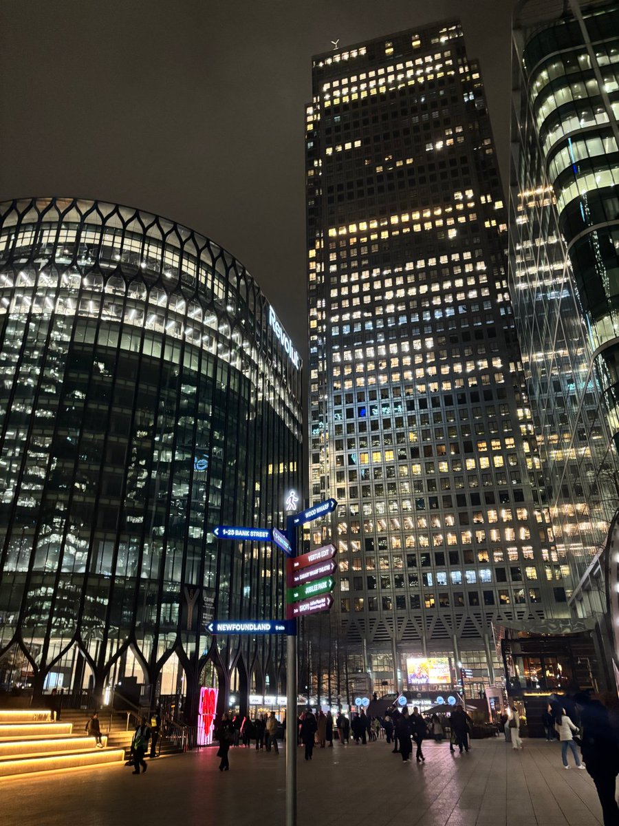 tungx23's tweet photo. A peaceful London night in the heart of Canary Wharf. https://t.co/WWIyZJnAaV